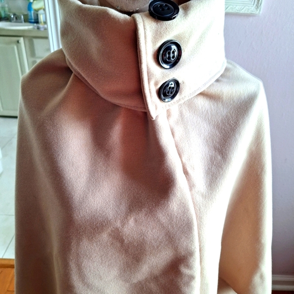 SOLD SOLDVintage Made in Italy Cape - Picture 5 of 14